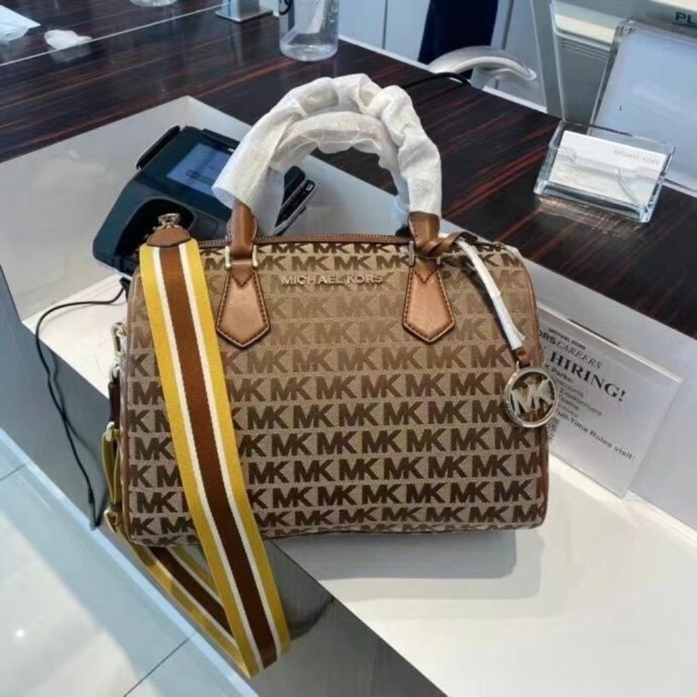 Michael Kors - Picture 2 of 5